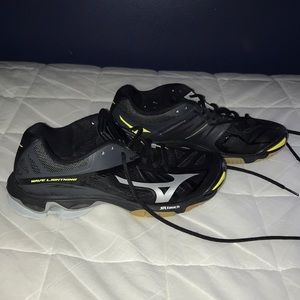 MIZUNO WAVE LIGHTENING VOLLEYBALL SNEAKERS (9.5)